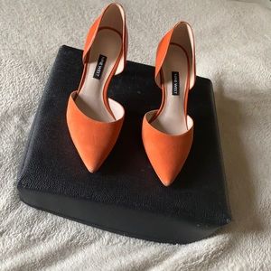 Suede Orange heeled pumps